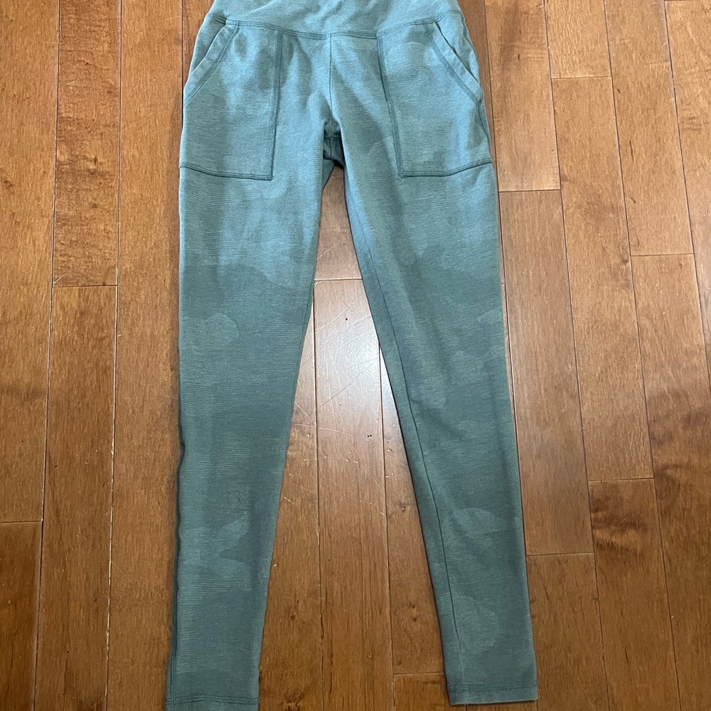 Offline by Aerie Green Camouflage Leggings Size Small